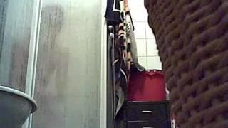 Esta jovem está sendo filmada secretamente