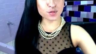 Uma boa punheta deste travesti badalhoco