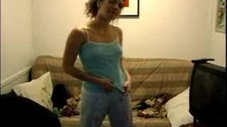 Quando uma jovem se exibe tranquilamente !