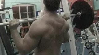 Este gay do ginasio masturba-se muito