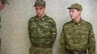 Três soldados sedutores se divertem! Três soldados sedutores se divertem!