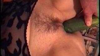 Enfia coisas na sua buceta