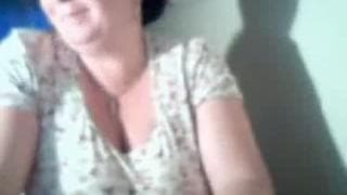 Uma mulher que mostra o seu peito 