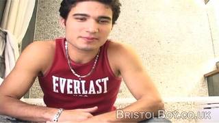 Um jovem moreno bate punheta Um jovem moreno bate punheta