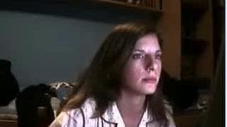 Jovem exibe-se em frente à webcam