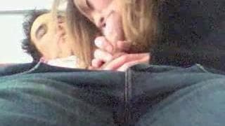 Esta loira faz um boquete ao seu namorado