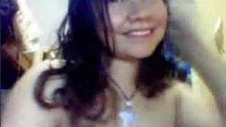 Esta jovem dedilha em frente a camera