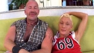 Este louro está satisfeito com um cara maduro Este louro está satisfeito com um cara maduro