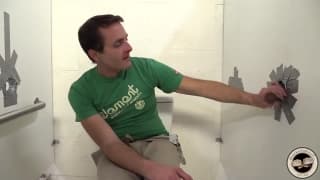 Aiden Parker suga uma rola de um buraco