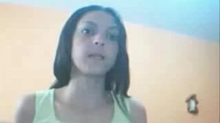 Jovem mulher que usa bem os dedos !