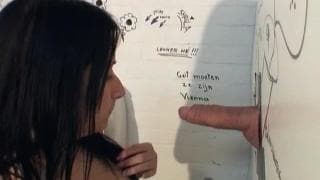 Shirly goza de um gloryhole com um pau grande Shirly goza de um gloryhole com um pau grande