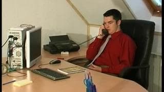 A secretária loira e sexy!