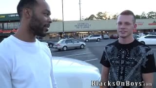 Um cara Alemão leva com o um negão