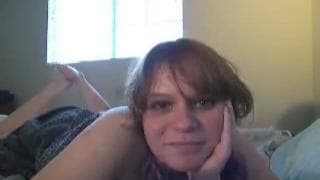 Ela fode sua buceta com dildo!