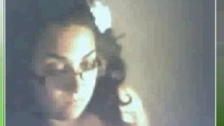 Uma peituda morena se exibe na webcam