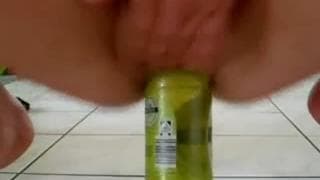 Esta puta mostra como usar uma garrafa