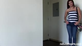 Ela abre as pernas e vai divertir-se Ela abre as pernas e vai divertir-se