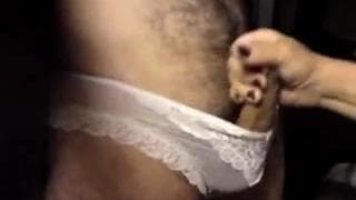 Esse cara está usando calcinha da sua esposa