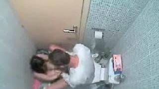 Esta jovem adora chuoar rola no banheiro