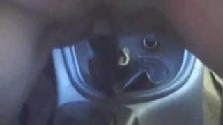 Uma foda em cima da manete de velocidades !