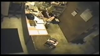 Uma mulher a masturbar-se no escritório