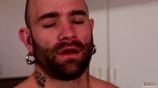 Damian Brooks chupa Sam Swift tranquilamente