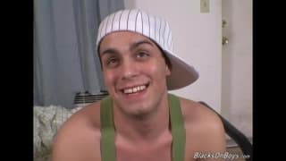 Este Twink leva com seu primeiro pau preto!