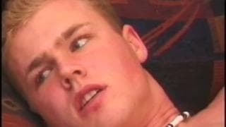 Brett Peters se dá prazer com as mãos!