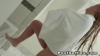 Ela vai para o chuveiro masturbar-se!