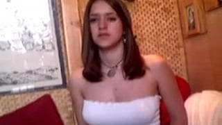 Ela nos mostra suas tetas e buceta peluda Ela nos mostra suas tetas e buceta peluda