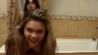 Um casal amador jovem que ama doggystyle