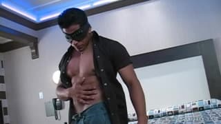 Strip tease e masturbação com um moreno muito gostoso!