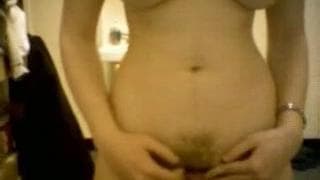 Uma moça que gosta do seu bichano na cam