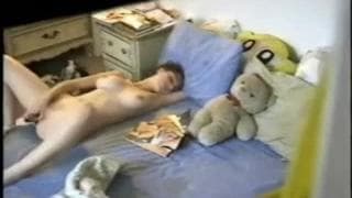 Espiando uma moça que se masturba em casa