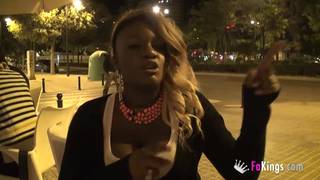 Juliette coloca o pénis no meio das mamas