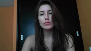 Uma gaja que se masturba de forma intensa !