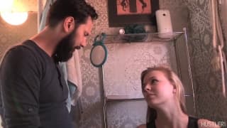 Uma loira que fode na casa de banho ! Uma loira que fode na casa de banho !