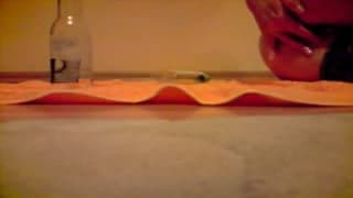 Ela nos ensina uma maneira de se masturbar