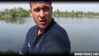 Lucie se excita muito perto do lago