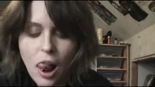 Ela chupa e masturba um pau para ter facial