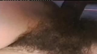 Morena sexy com buceta peluda num trio