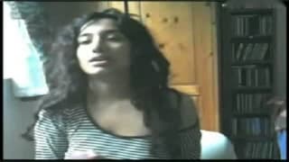 Ela sabe tocar nos seios em frente a camera.