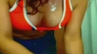 Uma ruiva peituda se masturbando