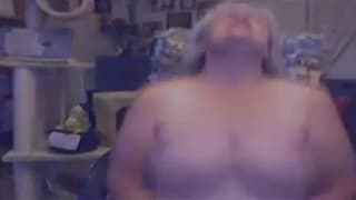 Esta avó está animada sozinha na câmara web