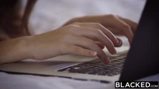 Tali Dova é uma morena a frente do espelho