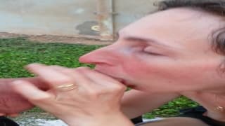 Esta milf faz boquete no teraço!