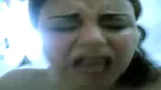 Uma mulher arabe com seu marido filmando