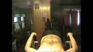 Gay masturba-se na maquina de desporto