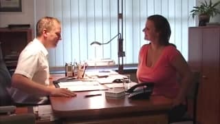 Temos aqui uma mulher sensual a divertir-se