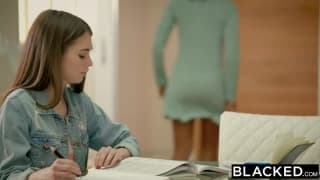 Uma enorme rola preta na bunda de Riley Reid Uma enorme rola preta na bunda de Riley Reid